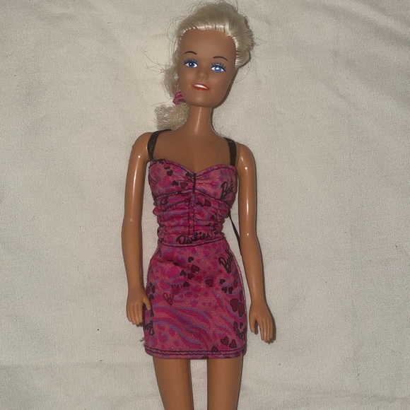💕Barbie Lot of dresses and shoes - Picture 7 of 7